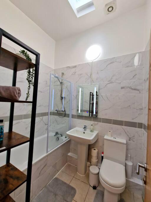 4 Bedroom, 3 Bathroom Private House in Central London, 3 minutes walk to Edgware Road Station