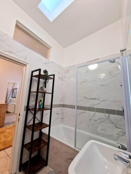 4 Bedroom, 3 Bathroom Private House in Central London, 3 minutes walk to Edgware Road Station