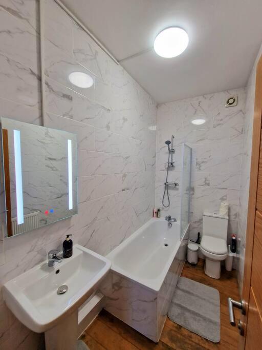 4 Bedroom, 3 Bathroom Private House in Central London, 3 minutes walk to Edgware Road Station