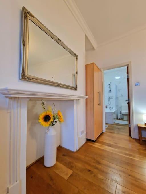 4 Bedroom, 3 Bathroom Private House in Central London, 3 minutes walk to Edgware Road Station