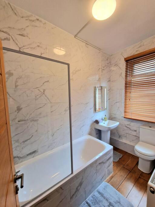 4 Bedroom, 3 Bathroom Private House in Central London, 3 minutes walk to Edgware Road Station