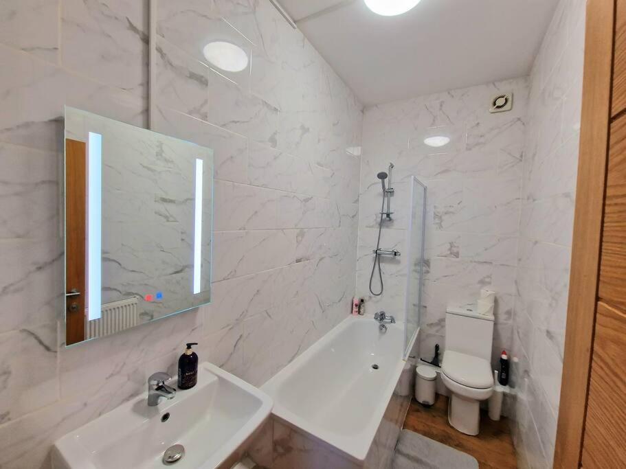 4 Bedroom, 3 Bathroom Private House in Central London, 3 minutes walk to Edgware Road Station