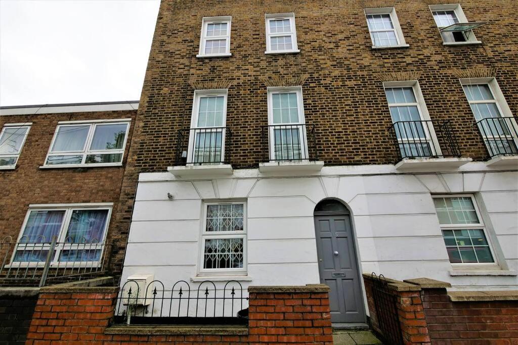 4 Bedroom, 3 Bathroom Private House in Central London, 3 minutes walk to Edgware Road Station