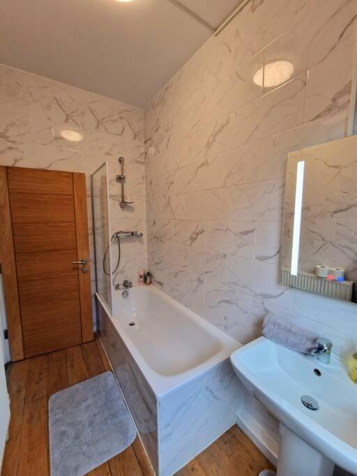 4 Bedroom, 3 Bathroom Private House in Central London, 3 minutes walk to Edgware Road Station