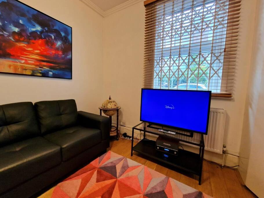 4 Bedroom, 3 Bathroom Private House in Central London, 3 minutes walk to Edgware Road Station