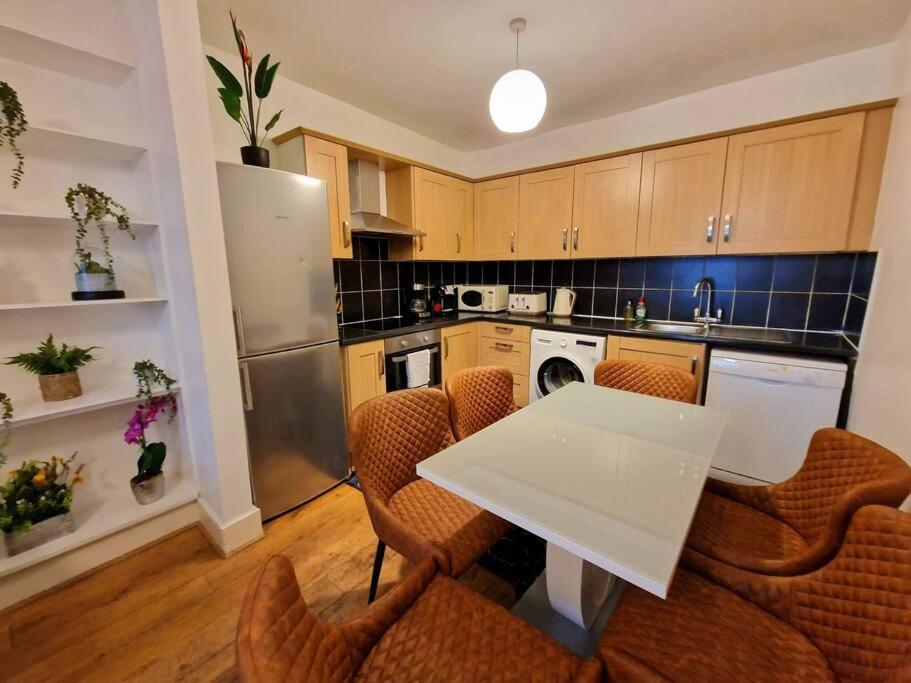 4 Bedroom, 3 Bathroom Private House in Central London, 3 minutes walk to Edgware Road Station