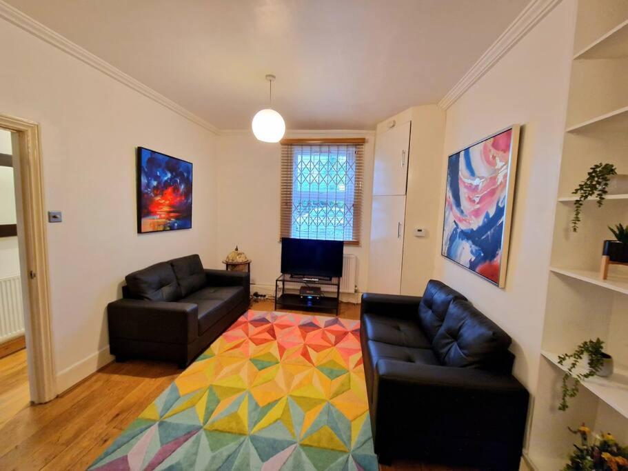 4 Bedroom, 3 Bathroom Private House in Central London, 3 minutes walk to Edgware Road Station