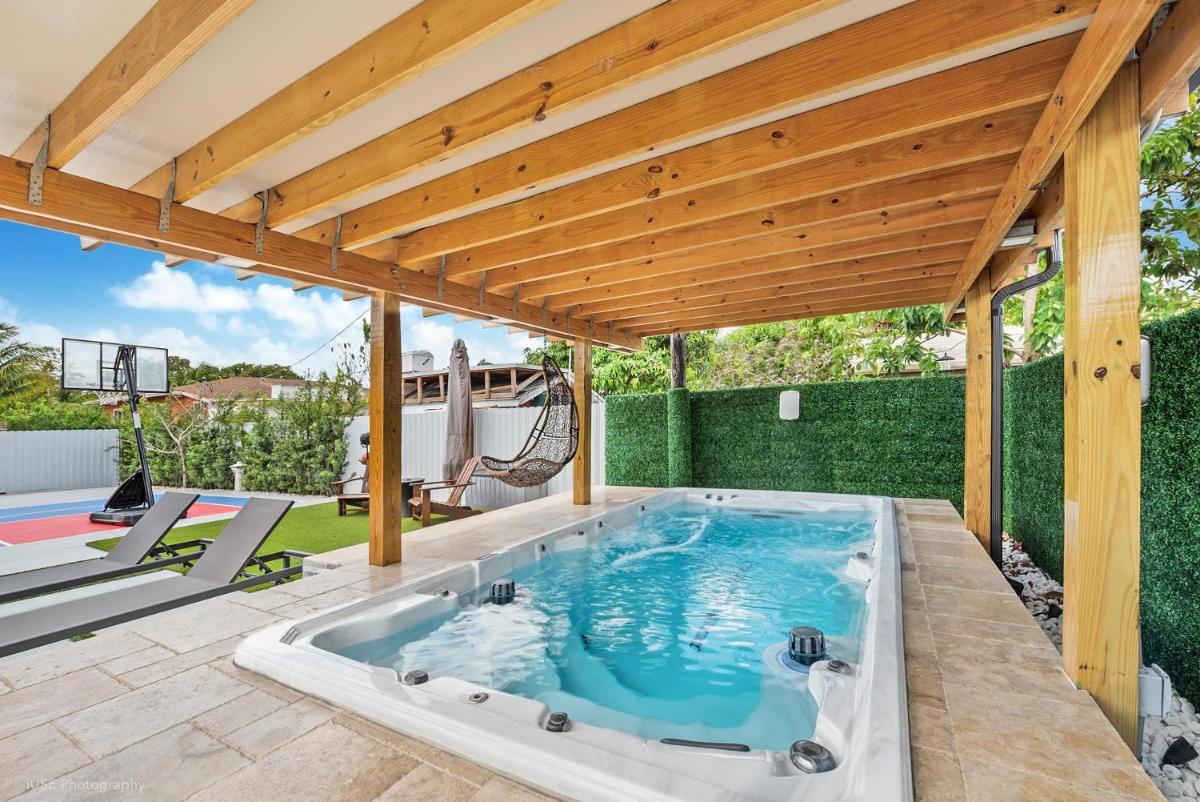 Peaceful Rental Retreat in Miami Jacuzzi, BBQ L25 view 2