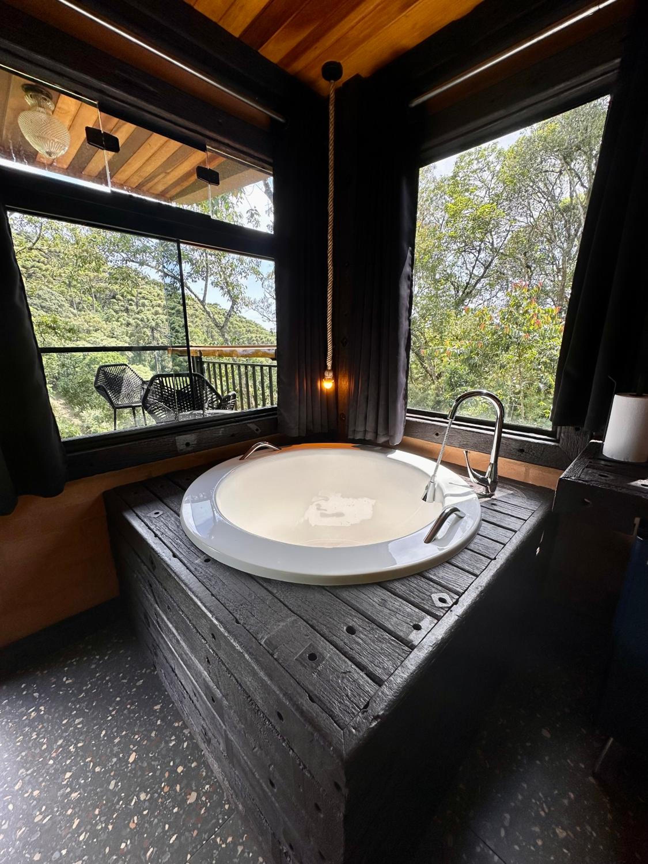 Casa Container 80 - Suítes privativas e sofisticadas integradas à natureza
