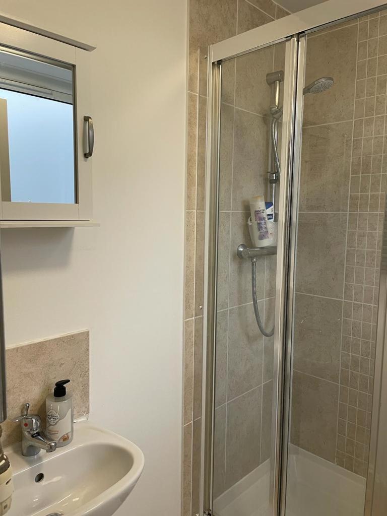 Double Bedroom with a balcony & ensuite bathroom and a new quality mattress in London Canary Wharf with direct train from Heathrow, also convenient from St