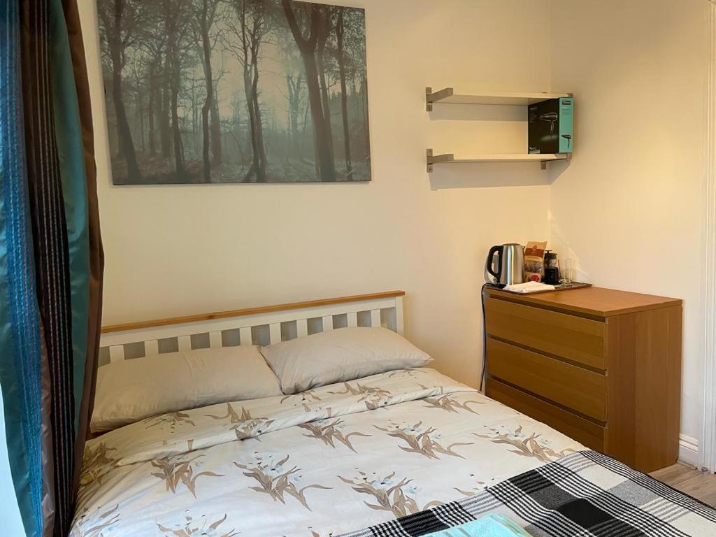 Double Bedroom with a balcony & ensuite bathroom and a new quality mattress in London Canary Wharf with direct train from Heathrow, also convenient from St