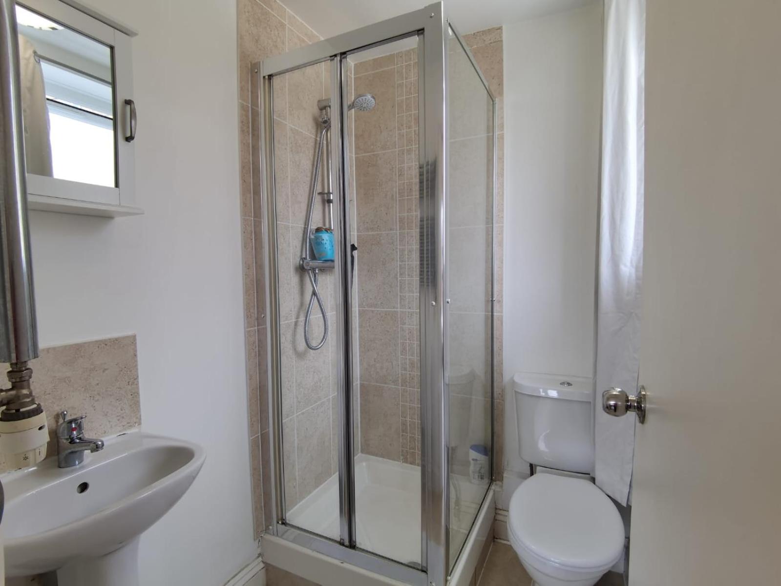 Double Bedroom with a balcony & ensuite bathroom and a new quality mattress in London Canary Wharf with direct train from Heathrow, also convenient from St