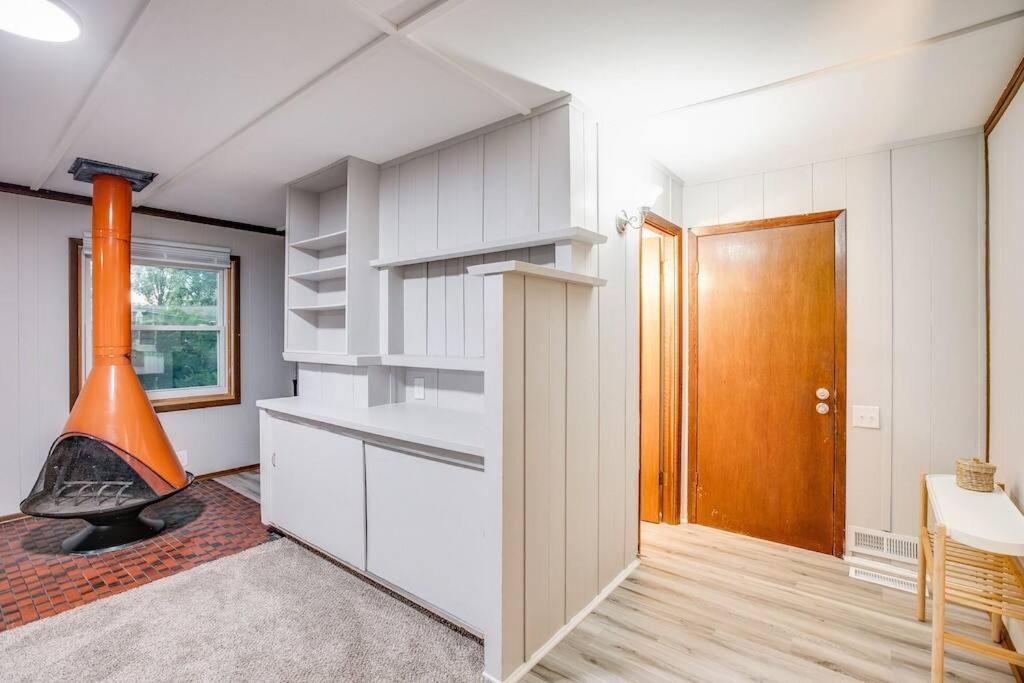 Modern Cozy Home 4 min Drive from Notre Dame view 2