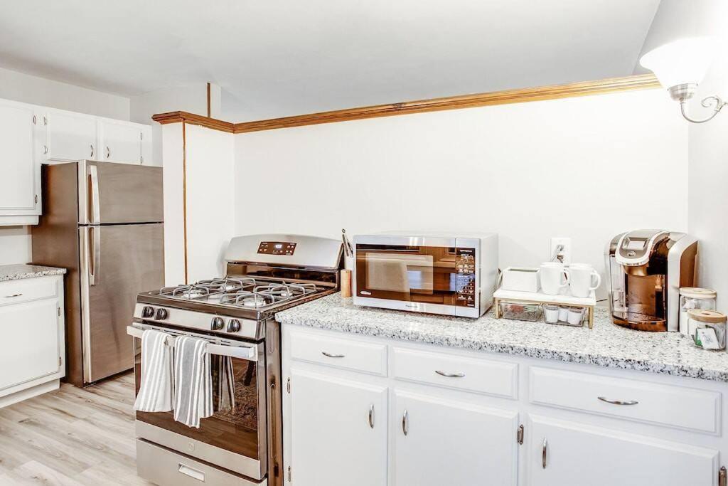Modern Cozy Home 4 min Drive from Notre Dame view 4