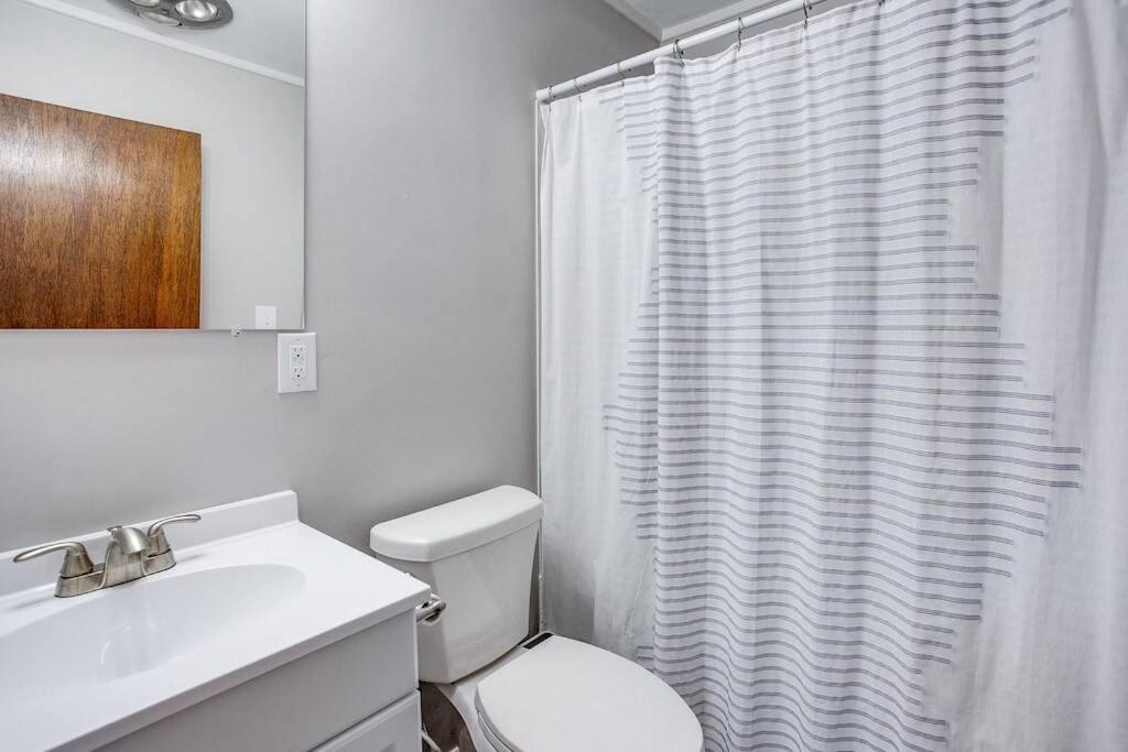 Modern Cozy Home 4 min Drive from Notre Dame view 5