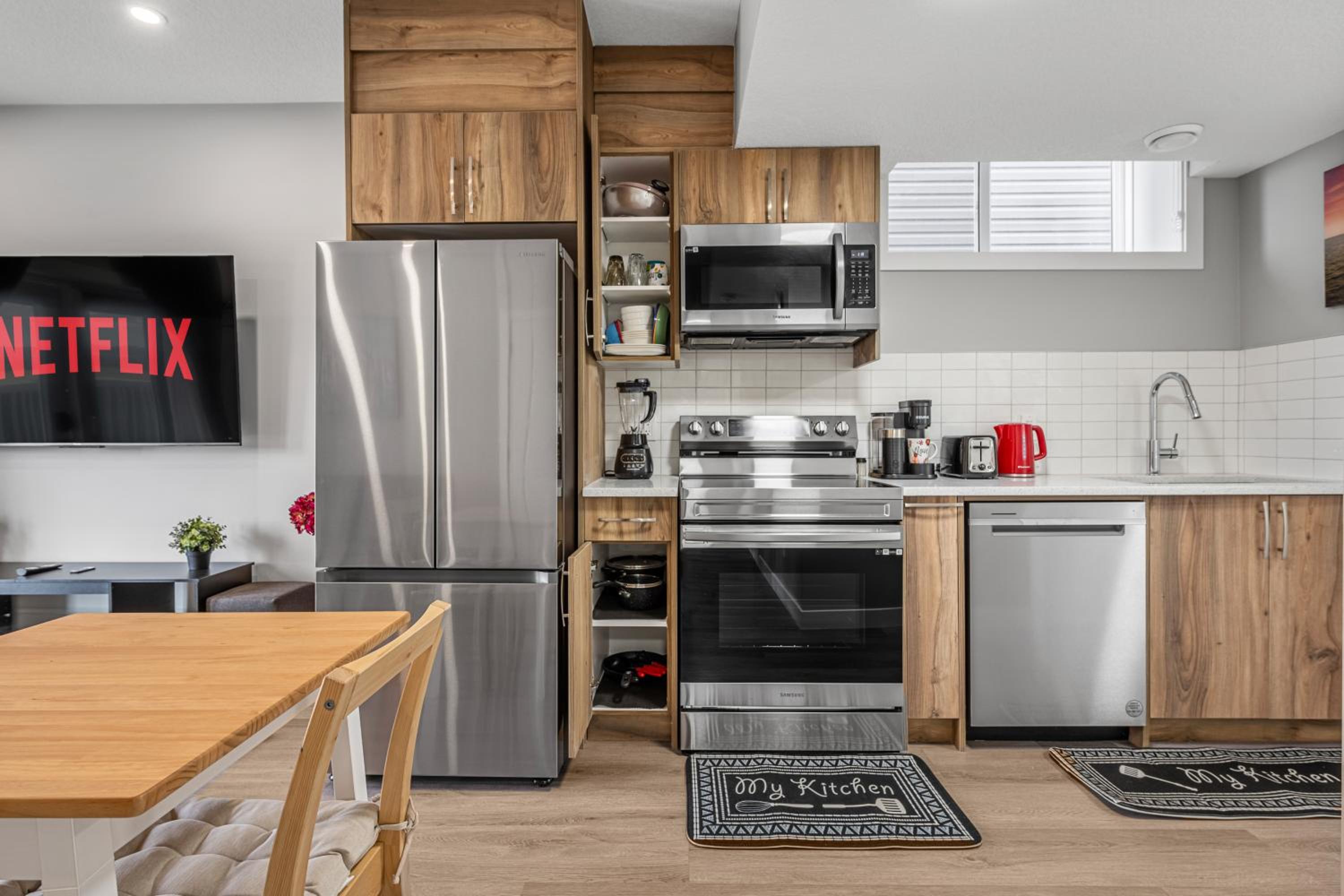 Sunny Walk-out Unit, Free HiSpeed Wi-Fi and Parking, Near Grocery