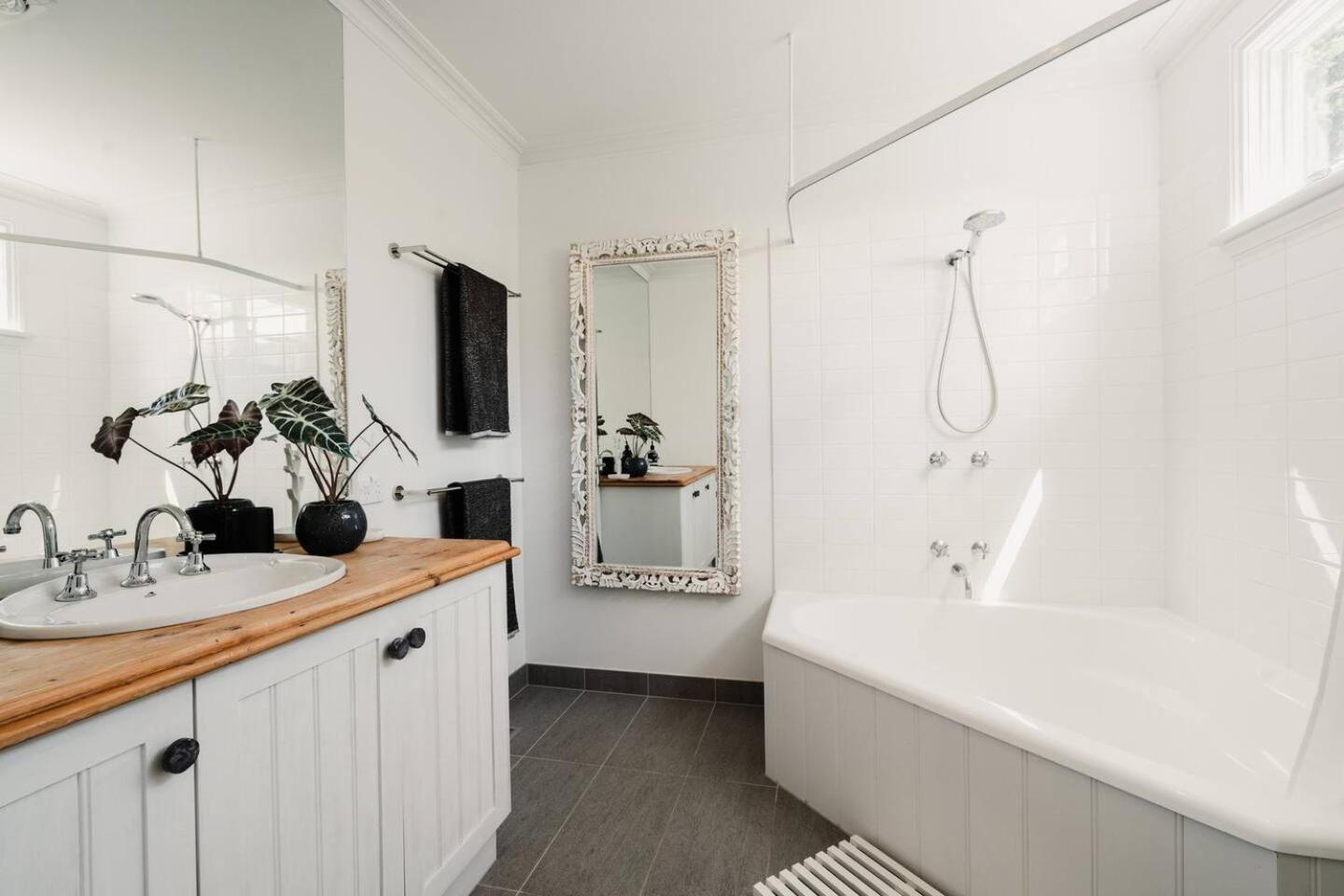 Hamptons On Selby- Barwon Heads. Family and couples beach escape