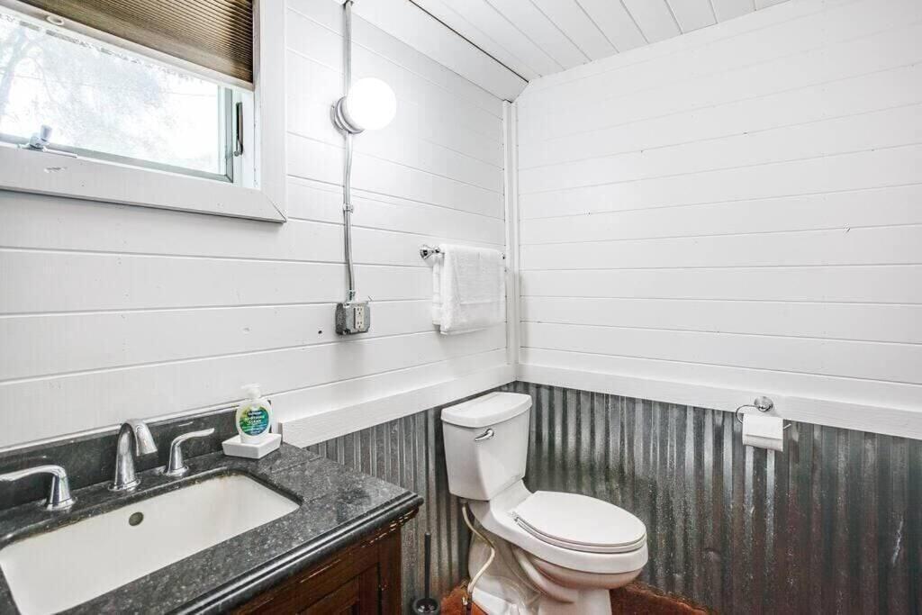 Cozy Bungalow 7 Blocks from ND Campus view 3