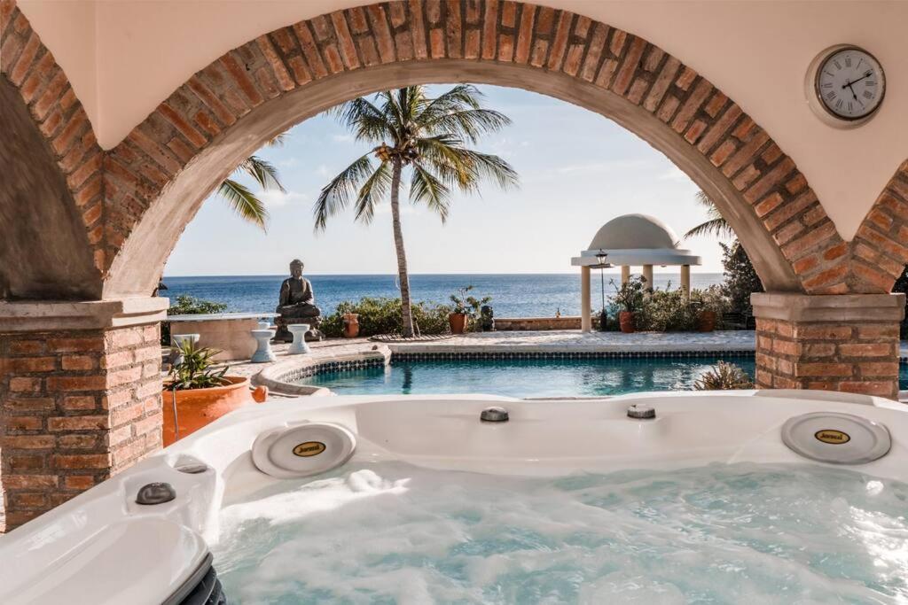 Private villa with exclusive ocean access