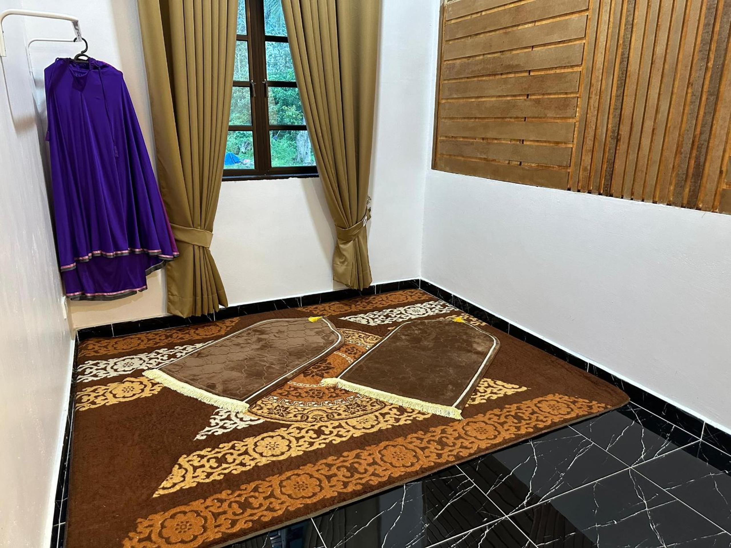 Rania Riverview Guesthouse #BestGuesthouseInTown #SpaciousLivingRoom #ModernClassicConcept #LuxuryDiningset #freeWifi #Netflix #FullyAircond #CozyPrayerSpa photo 4