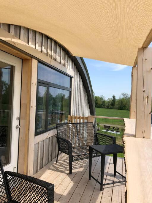 Escape, mins from Airport, EY Centre, Casino, Golf