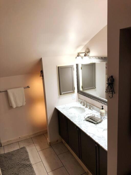 Escape, mins from Airport, EY Centre, Casino, Golf