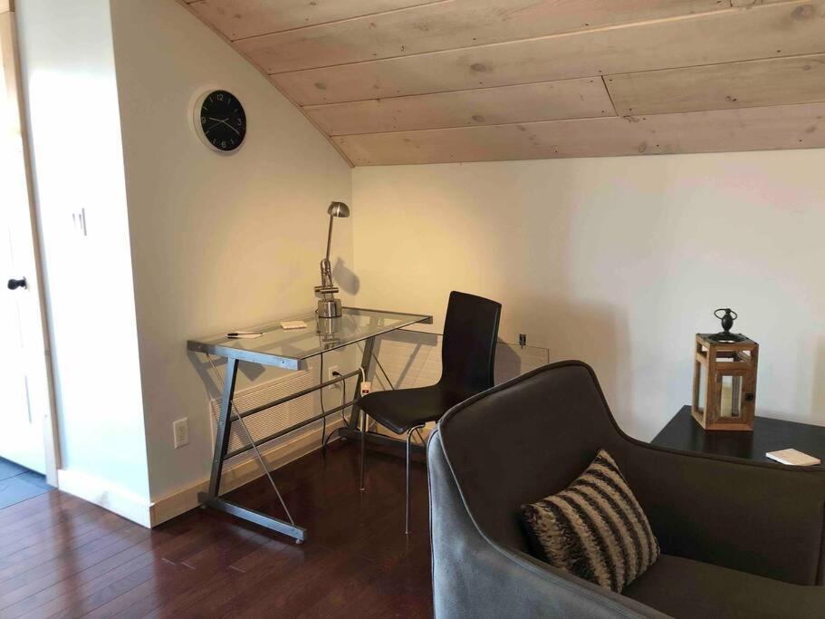 Escape, mins from Airport, EY Centre, Casino, Golf