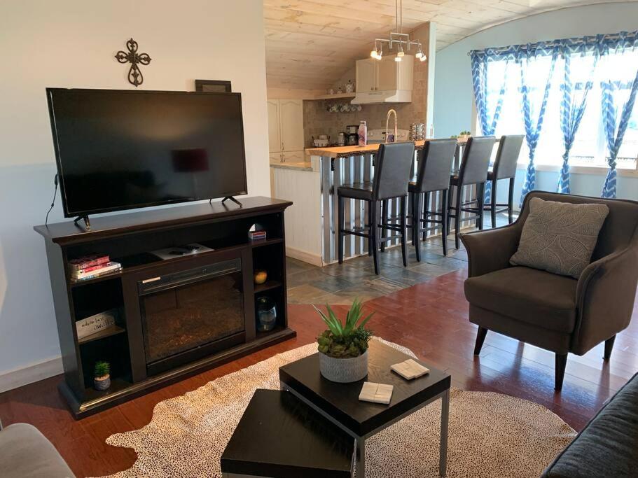 Escape, mins from Airport, EY Centre, Casino, Golf