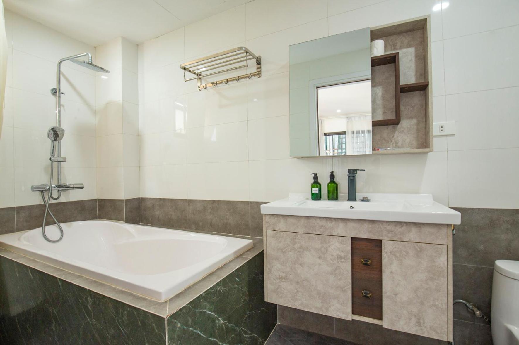 The Valley - Westlake Apartment