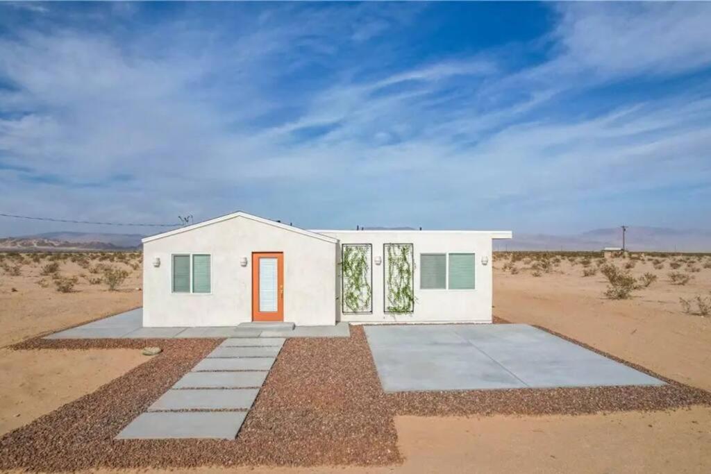 Serene Modern Home Backdoor with great WiFi, games, movies, patio seating and bbq Easy Access to North Joshua Tree National Park in 10 minutes