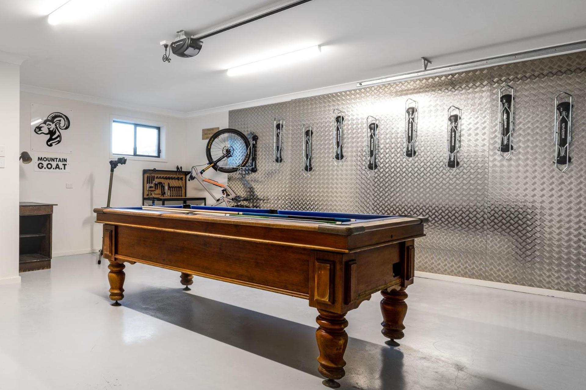 Mountain G O A T - Wood Fired Hot Tub, Pool Table, Bike Storage, Ski Drying Room, Perfect for biking or ski trips!