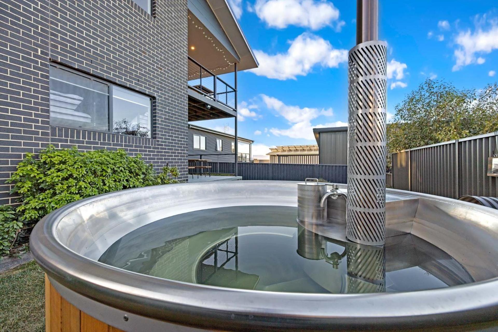 Mountain G O A T - Wood Fired Hot Tub, Pool Table, Bike Storage, Ski Drying Room, Perfect for biking or ski trips!