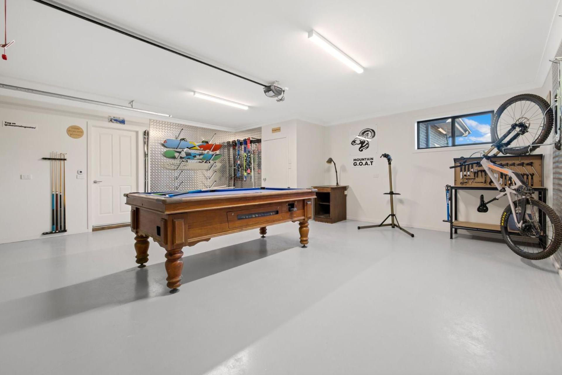 Mountain G O A T - Wood Fired Hot Tub, Pool Table, Bike Storage, Ski Drying Room, Perfect for biking or ski trips!