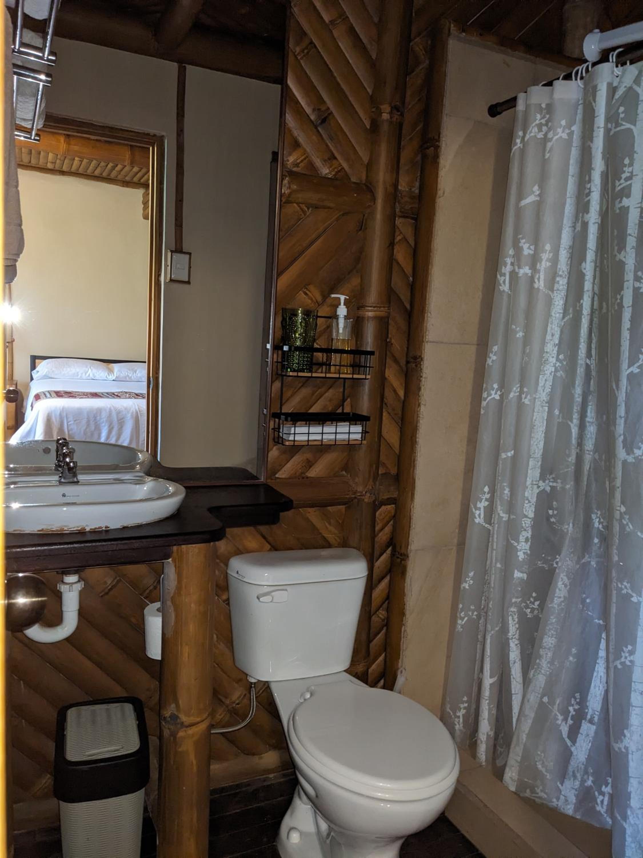GOLDEN TREE MINDO ECO-LODGE