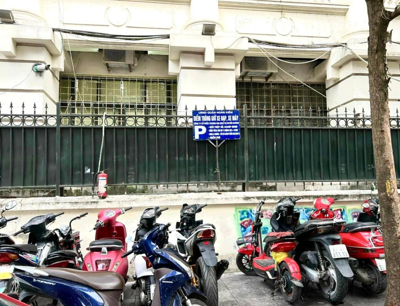 Nice room located right next to the Old Quarter Căn phòng nhiều ánh sáng tại ngay gần phố đi bộ Hồ Gươm