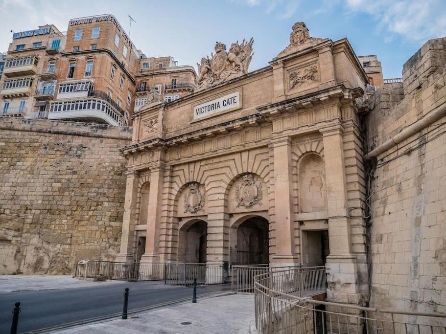SeaFront Apartment In Valletta