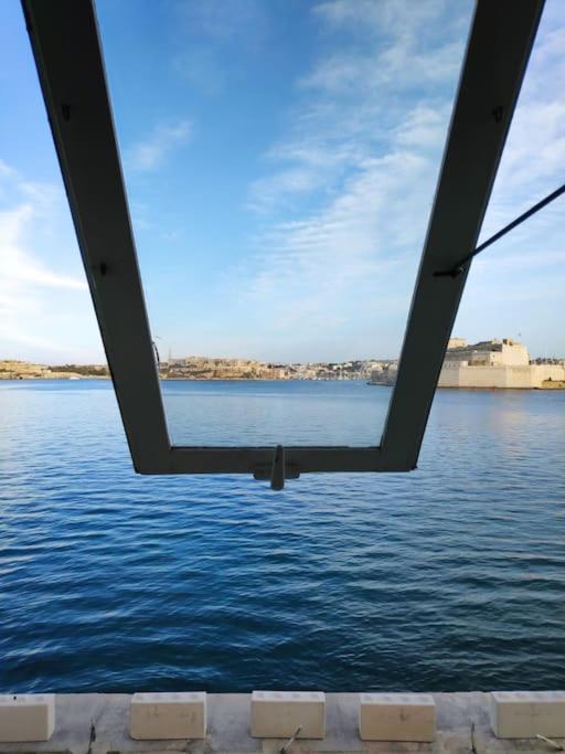 SeaFront Apartment In Valletta