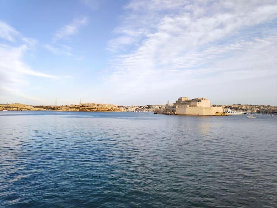 SeaFront Apartment In Valletta
