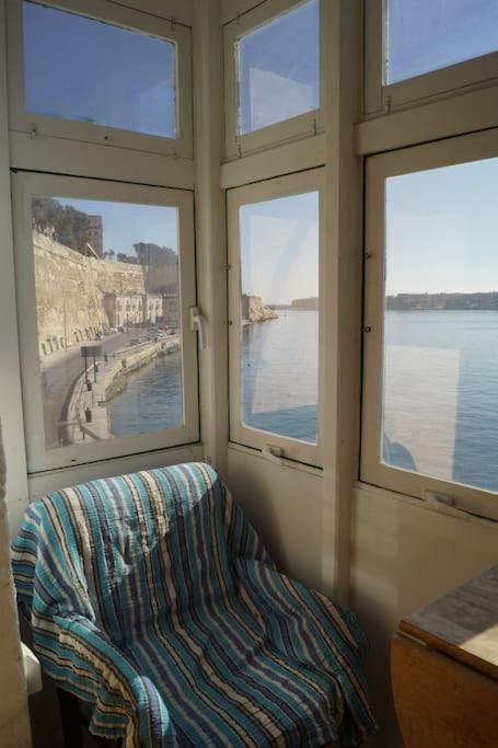 SeaFront Apartment In Valletta