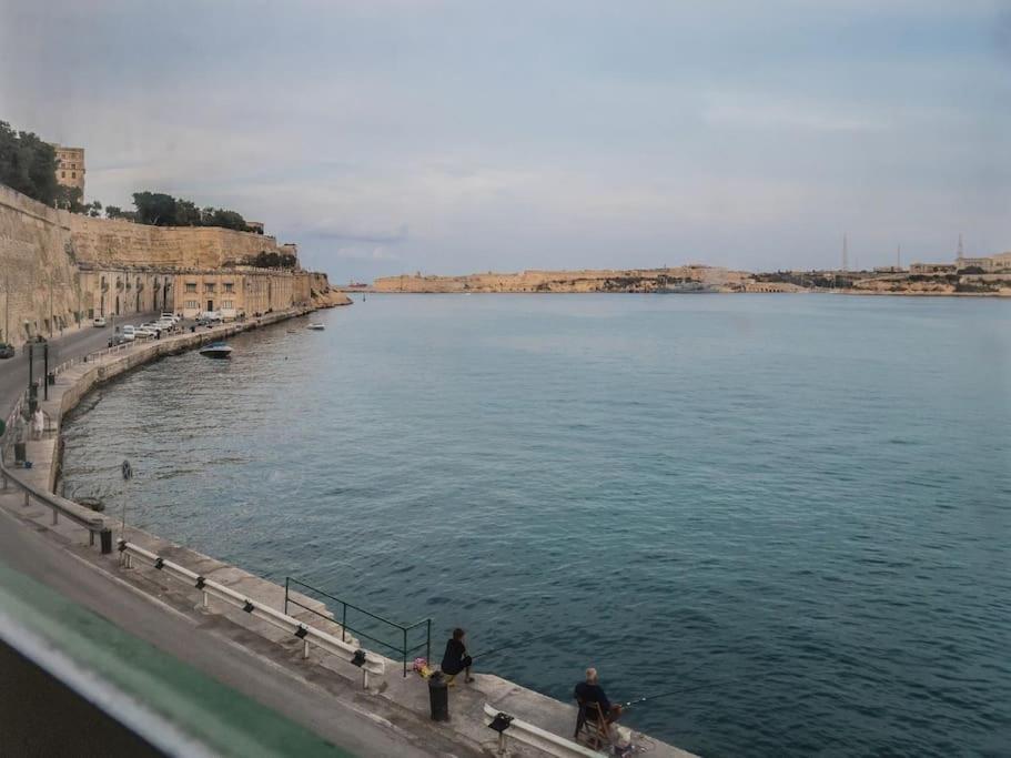 SeaFront Apartment In Valletta