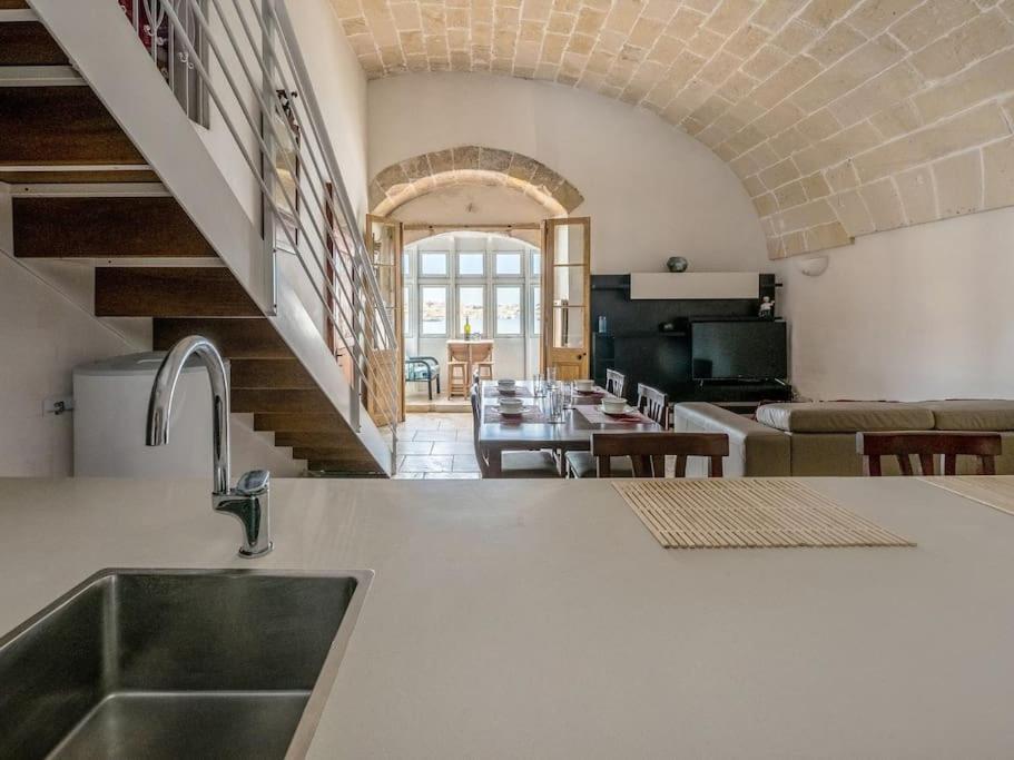SeaFront Apartment In Valletta