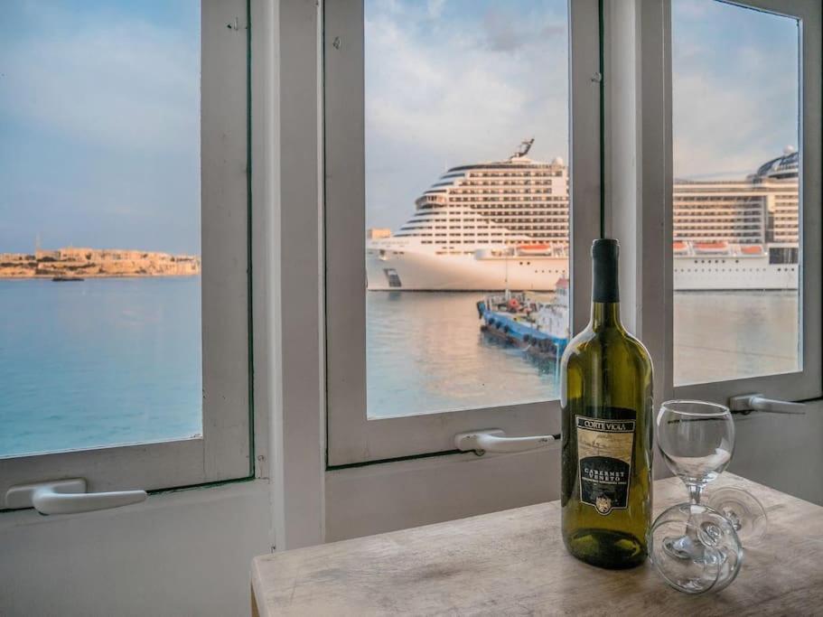 SeaFront Apartment In Valletta
