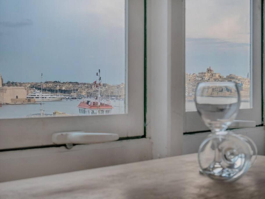 SeaFront Apartment In Valletta
