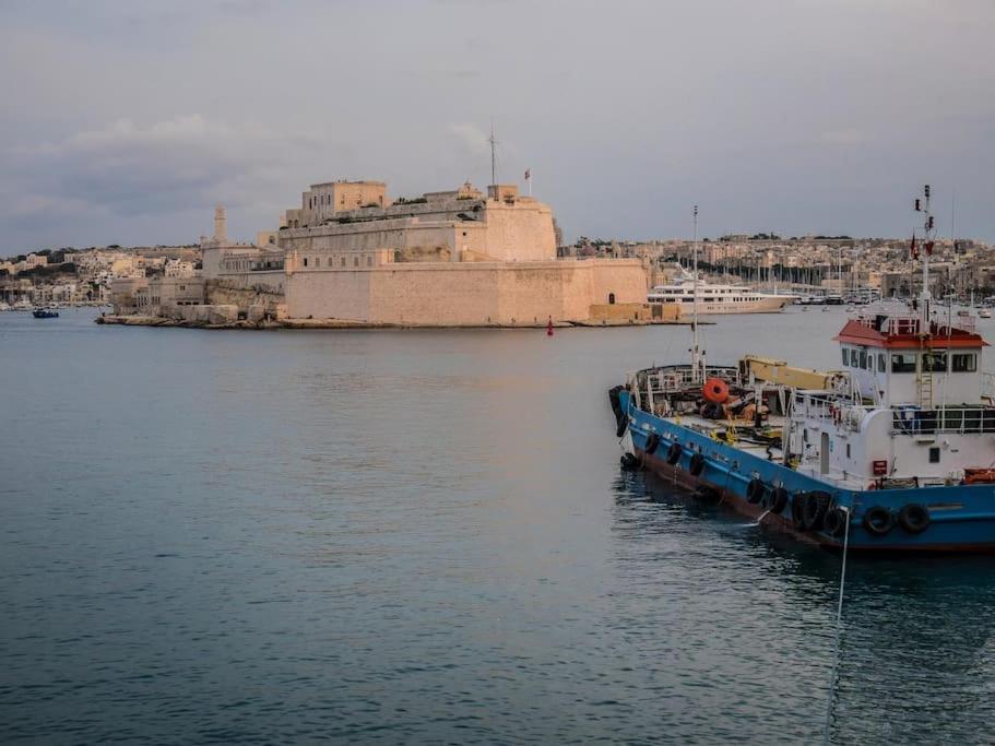 SeaFront Apartment In Valletta