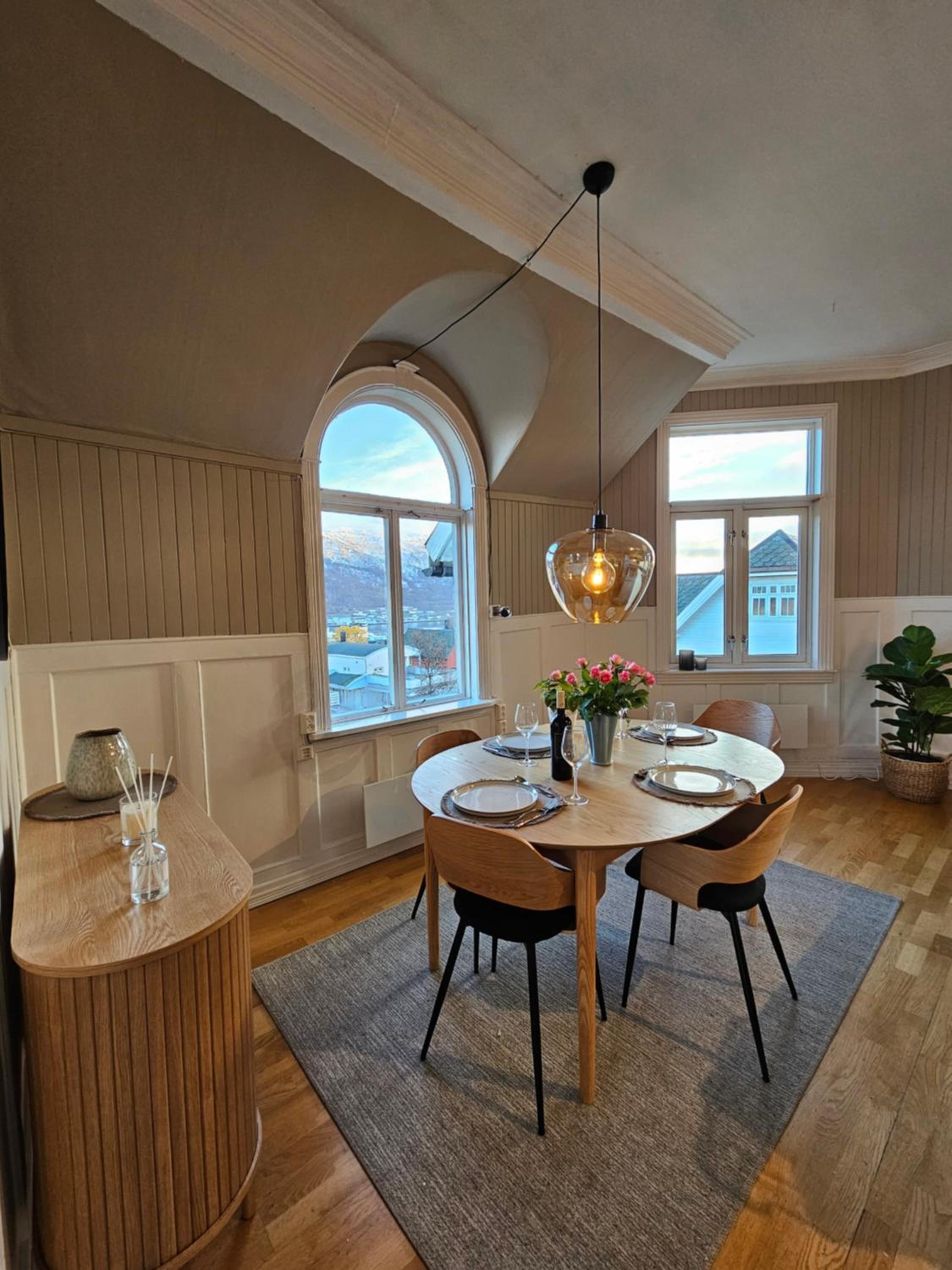 Lovely city center apartment with amazing views and free parking!