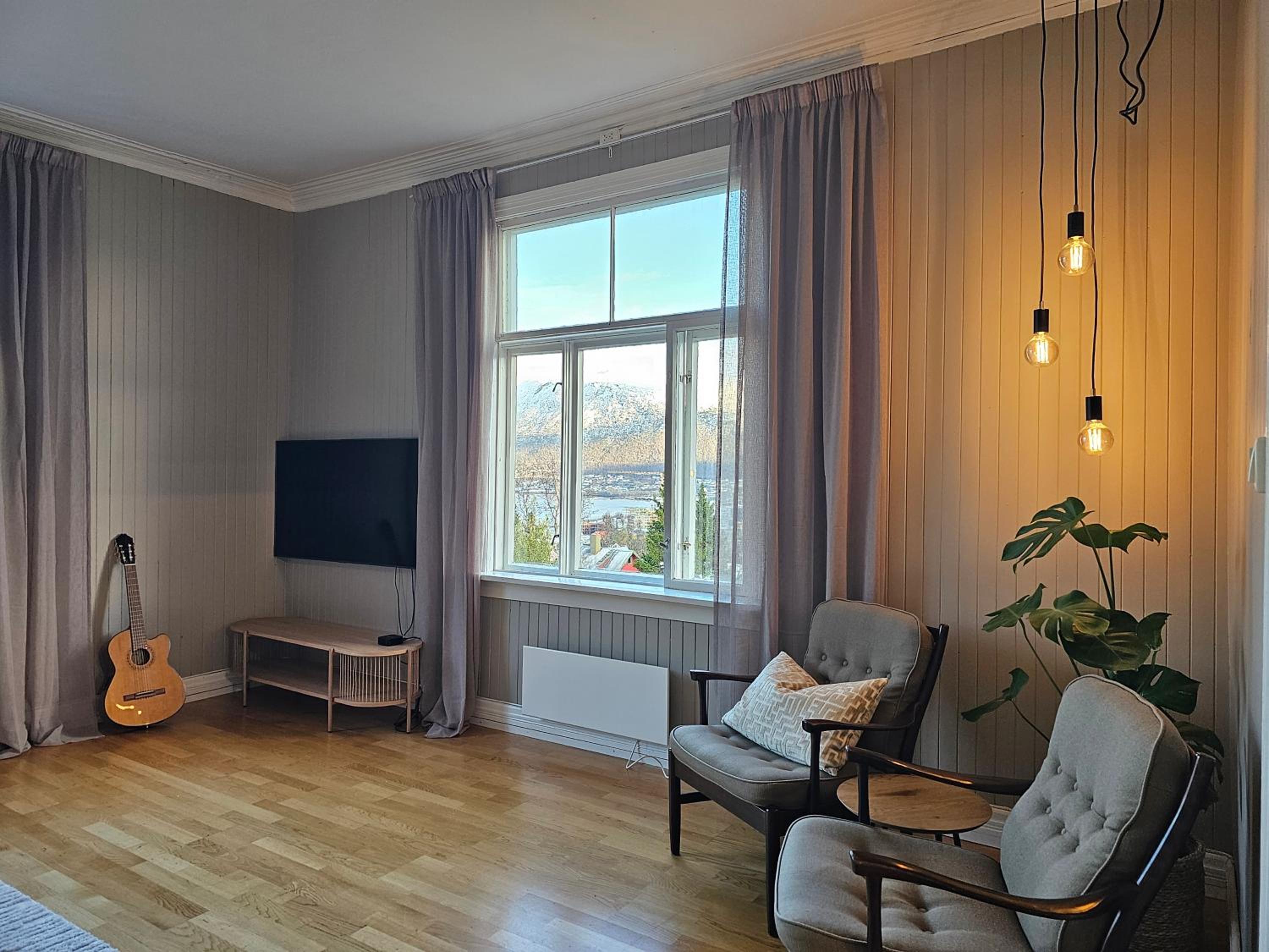 Lovely city center apartment with amazing views and free parking!