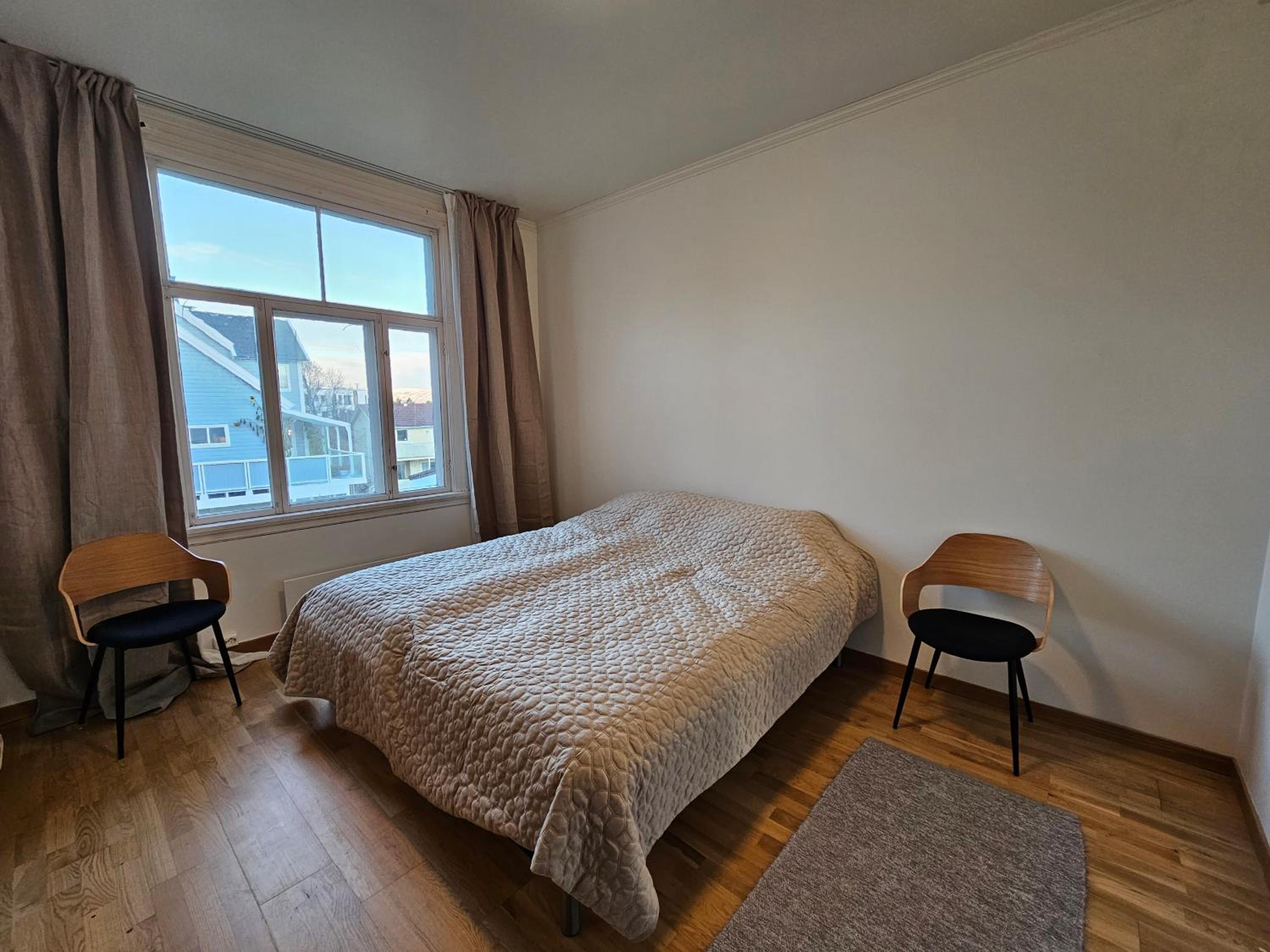 Lovely city center apartment with amazing views and free parking!