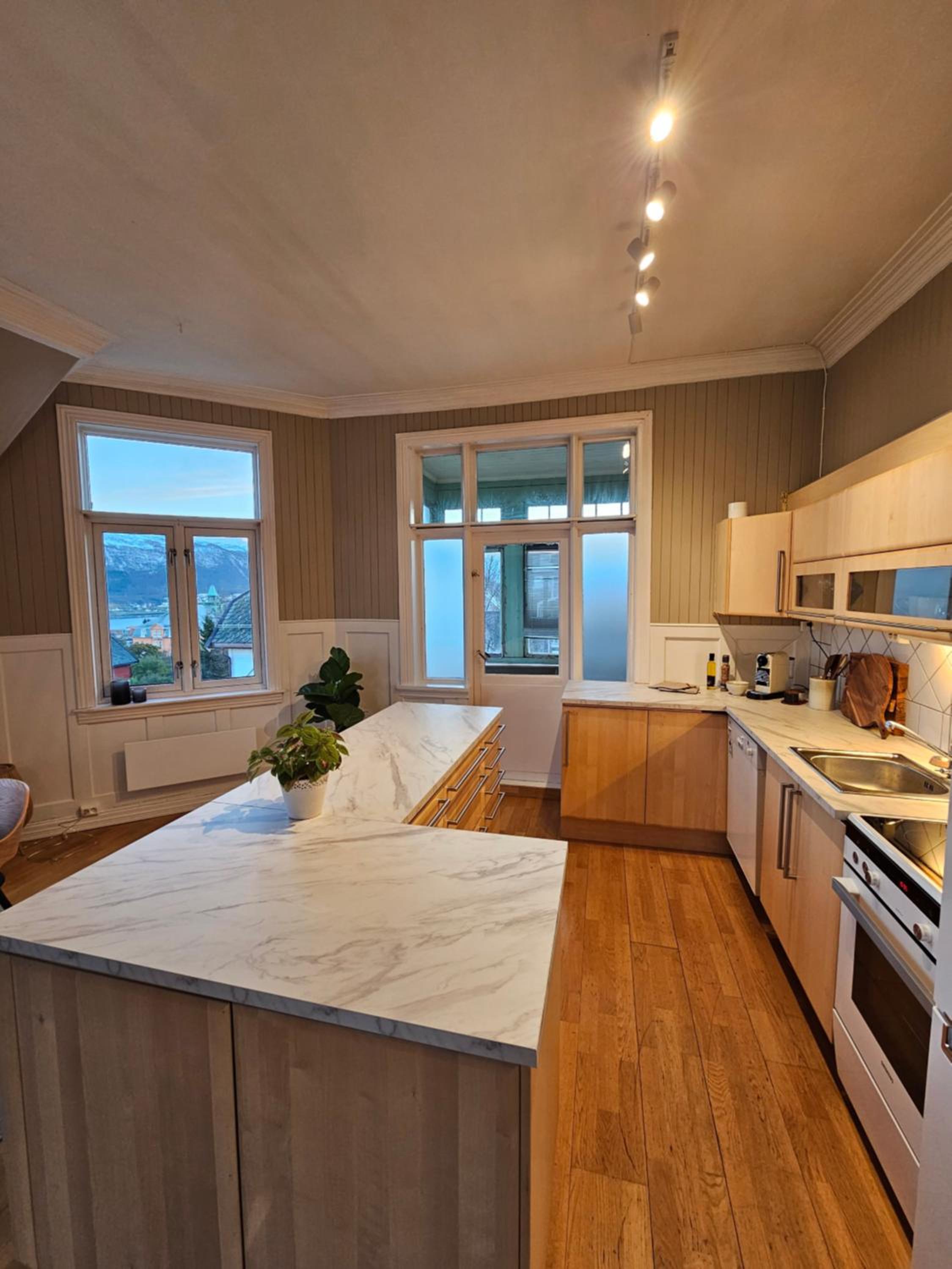 Lovely city center apartment with amazing views and free parking!