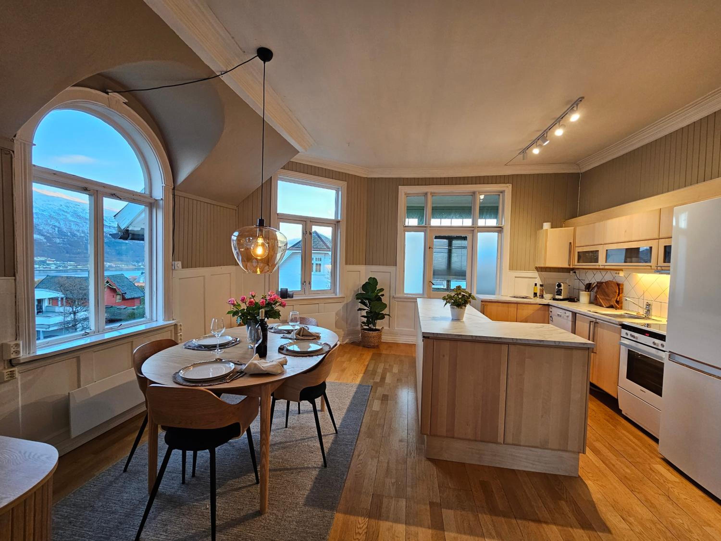 Lovely city center apartment with amazing views and free parking!