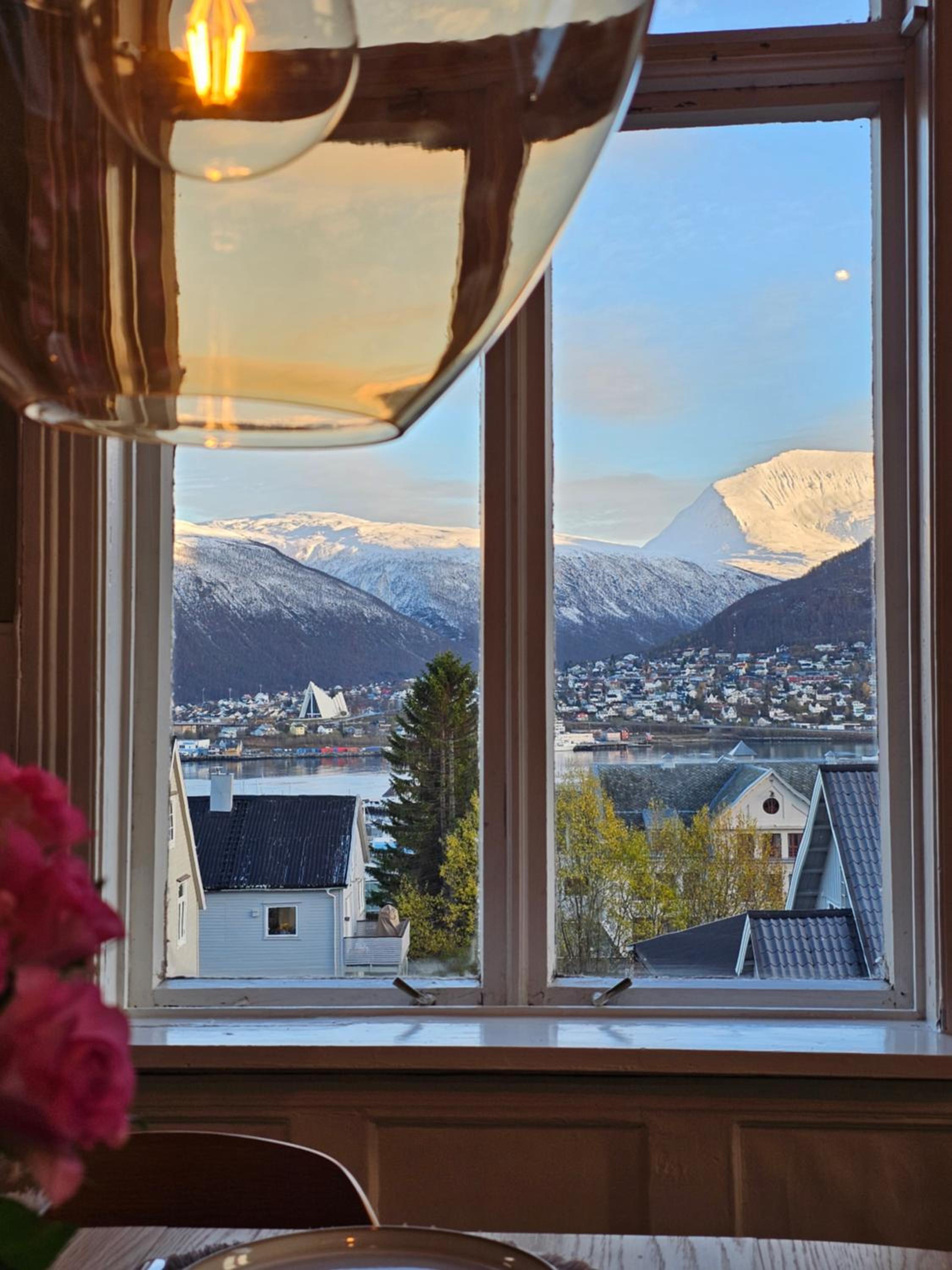 Lovely city center apartment with amazing views and free parking!